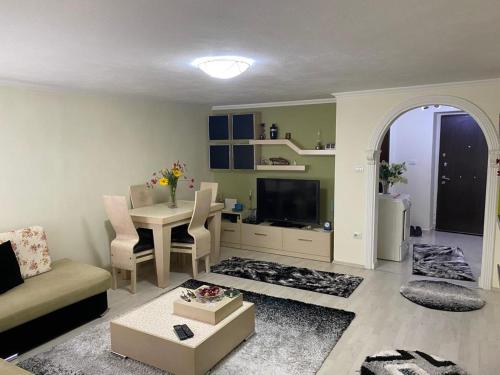 Una sala de estar con un sofá y un comedor. en Lula Guesthouse, en Gjirokastra