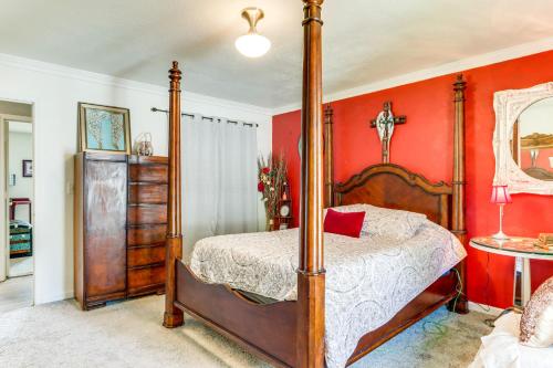 Ένα ή περισσότερα κρεβάτια σε δωμάτιο στο Charming St James Home Near Maramec Spring Park!