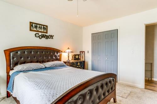 Ένα ή περισσότερα κρεβάτια σε δωμάτιο στο Charming St James Home Near Maramec Spring Park!