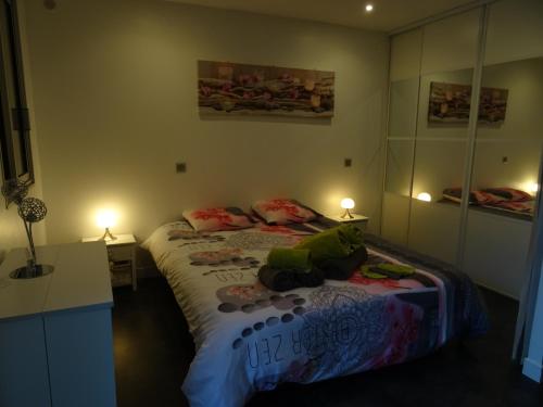 um quarto com uma cama com um bicho de peluche em Appartement avec jardin et parking em Cassis
