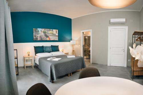 una camera con letto e parete blu di B&B La Pigna a Messina