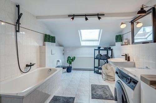 ein Badezimmer mit 2 Waschbecken und einer Badewanne in der Unterkunft Residenz unter den Linden Falke in Mühlhausen