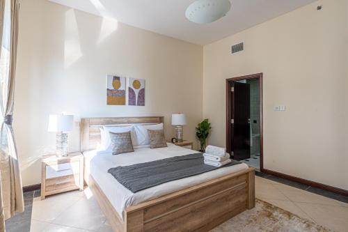 HiGuests - Cheerful Apt With Stunning Views in Port Saeed في دبي: غرفة نوم بسرير كبير في غرفة