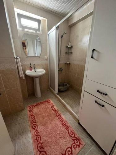 a bathroom with a sink and a toilet and a shower at Trabzon Meydan Şehir Merkezi Trabzon City Centre in Trabzon