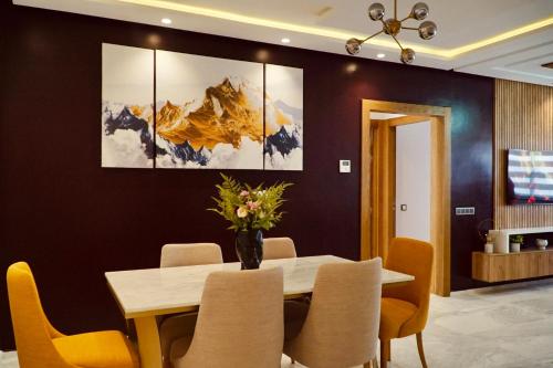 - une salle à manger avec une table et des chaises dans l'établissement Appartement moderne au décor raffiné, à Kenitra