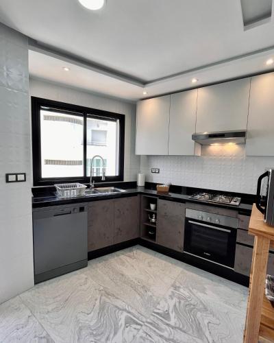 Kuchyň nebo kuchyňský kout v ubytování Appartement moderne au décor raffiné
