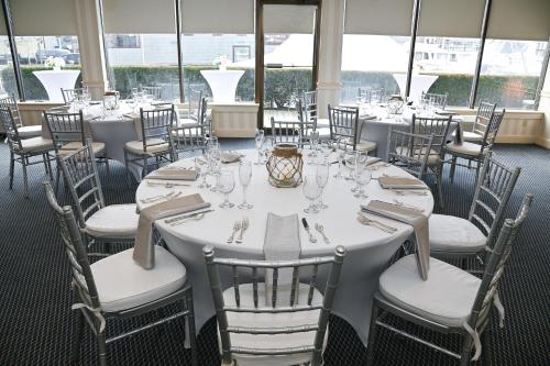 Ресторан / где поесть в The Newport Harbor Hotel & Marina