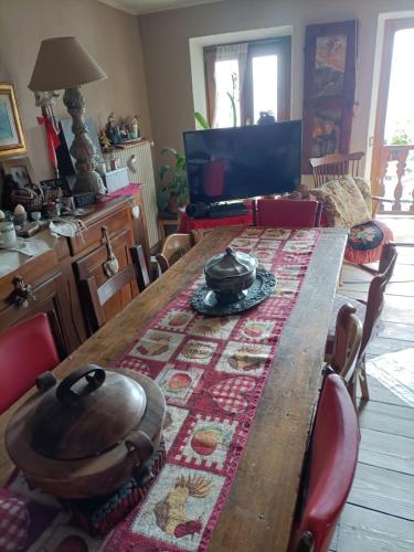 una mesa de comedor con una olla encima en Maison du Mont en Aosta