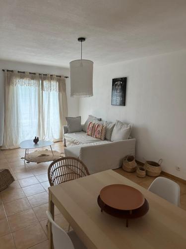 sala de estar con sofá blanco y mesa en Residence Paolina, en Calvi