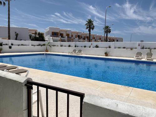 Bazén v ubytování Urb Las Cañas I Apartamento F2 nebo v jeho okolí