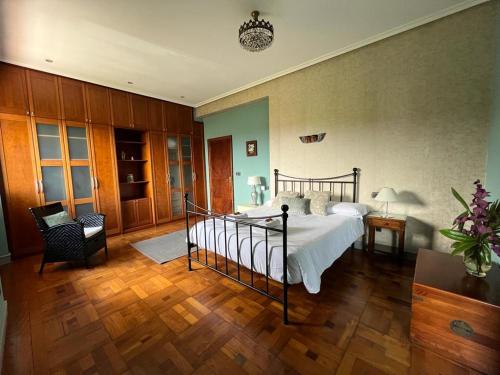 a bedroom with a bed and a wooden floor at Casa señorial a 5 minutos del centro in San Sebastián