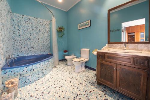 a bathroom with a tub and a toilet and a sink at Casa señorial a 5 minutos del centro in San Sebastián