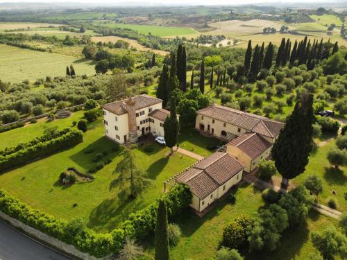 uma vista aérea de uma grande propriedade com árvores em Villa Brignole em Montaperti