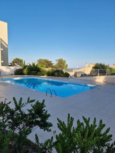 Superbe villa contemporaine vue mer dans résidence avec piscine et tennis