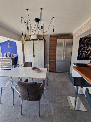 Superbe villa contemporaine vue mer dans résidence avec piscine et tennis