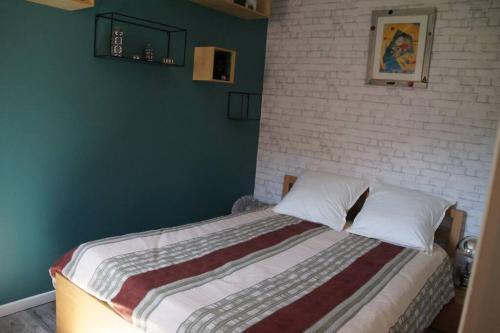 - une chambre dotée d'un lit avec un mur vert dans l'établissement Superbe villa contemporaine vue mer dans résidence avec piscine et tennis, à Hyères