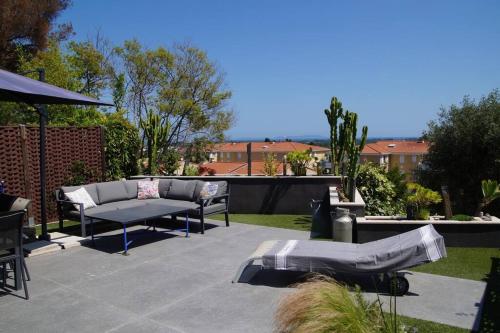 Superbe villa contemporaine vue mer dans résidence avec piscine et tennis
