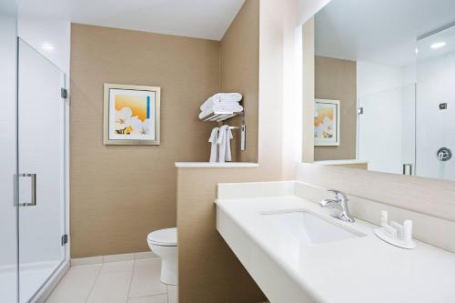 bagno con lavandino e servizi igienici di Fairfield Inn & Suites by Marriott Belle Vernon a Belle Vernon