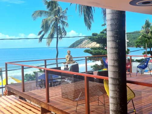 uma vista para a praia a partir da varanda de um resort em Kabatukila Pousada em Natal