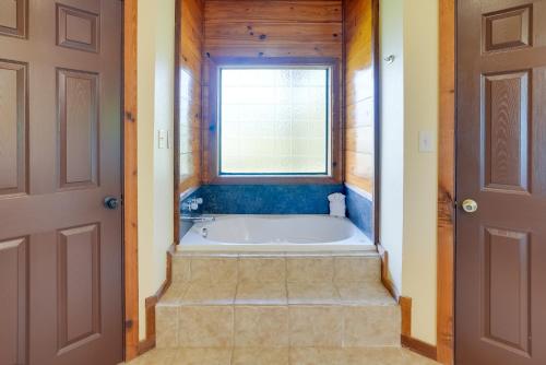 een bad in een kamer met een raam bij Pet-Friendly Jefferson Home Near Lake O the Pines in Jefferson