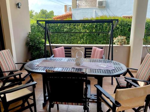 una mesa y sillas en un patio en Seaview Villa - Amazing Sea & Mountain View en Koskinou