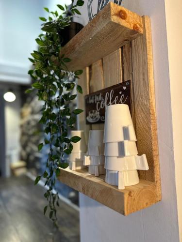 a shelf on a wall with a sign and a plant at Casa Utopia 1 in Grado