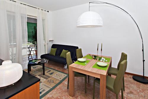 salon ze stołem i kanapą w obiekcie D&D House w Bergamo