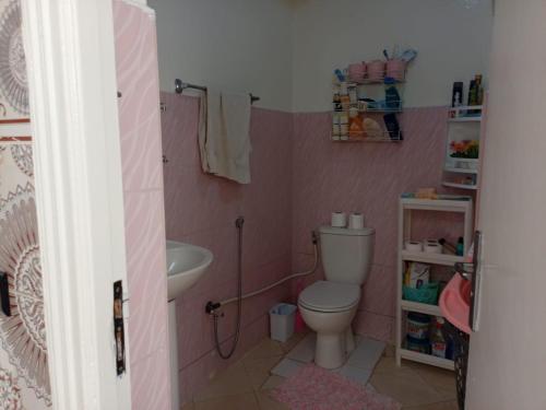 ラバトにあるKHAOULAの小さなバスルーム(トイレ、シンク付)