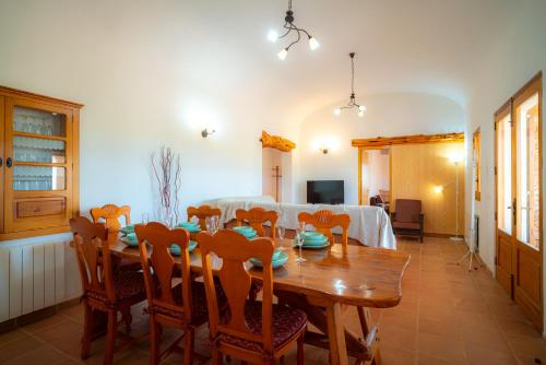 comedor con mesa de madera y sillas en Siamoformentera Villa Beatrice, en Playa de Migjorn