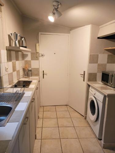 une cuisine avec un lave-linge et un lave-linge dans l'établissement Vieux Nice - 2P de charme idéalement placé, à Nice