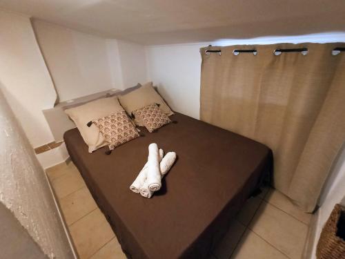 - un petit lit avec 2 serviettes blanches dans l'établissement Vieux Nice - 2P de charme idéalement placé, à Nice