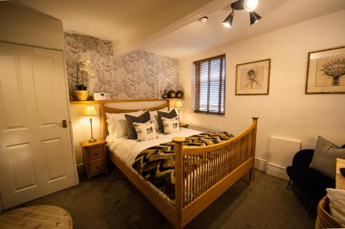 1 dormitorio con 1 cama con cuna en The Griffin Inn Bath, en Bath