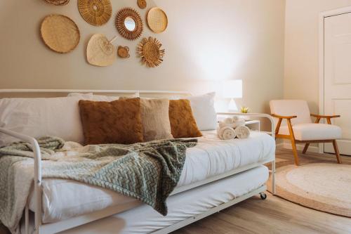 Postel nebo postele na pokoji v ubytování Sage Haven #1