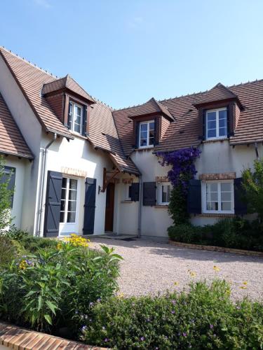 a white house with brown roof at Thérouanne en Berry in Plaimpied-Givaudins