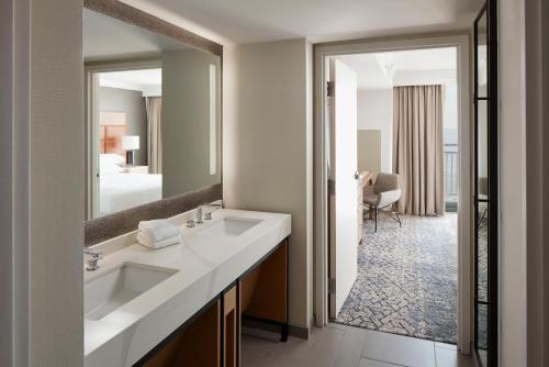 Koupelna v ubytování Sheraton Oceanfront Hotel