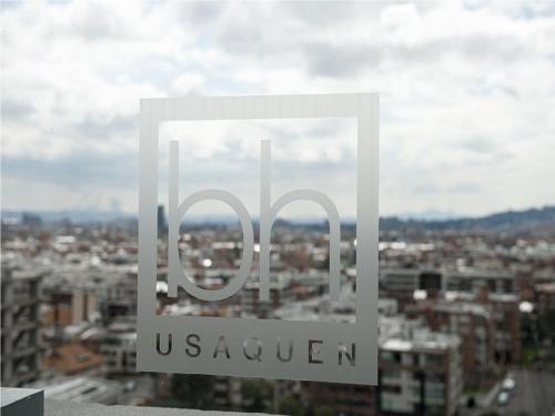a sign that says usa queen on a window at Hotel bh Usaquén in Bogotá