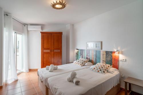 ネルハにあるTorresol Torrecilla 315 Casasolのベッドルーム1室(大型ベッド1台、白いシーツ、枕付)