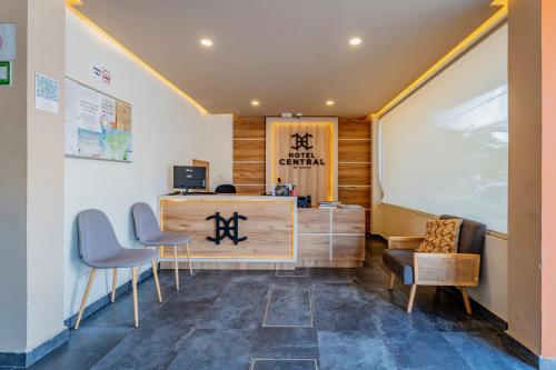 un bureau avec deux chaises et une réception dans l'établissement Hotel Central Merida by Kavia, à Mérida