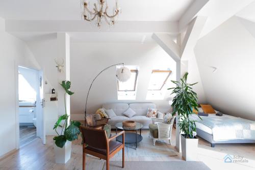 ein Wohnzimmer mit einem Sofa und einem Tisch in der Unterkunft Aviator Superior by 3City Rentals in Sopot