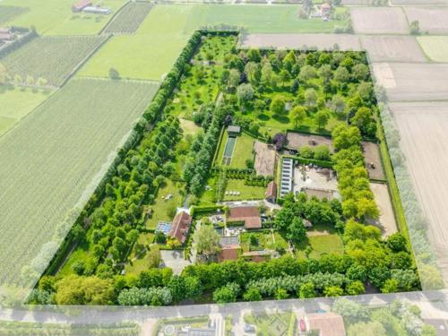 uma vista aérea de uma propriedade com árvores em Domein Den Buiten Bed And Breakfast DnD em Sint-Niklaas
