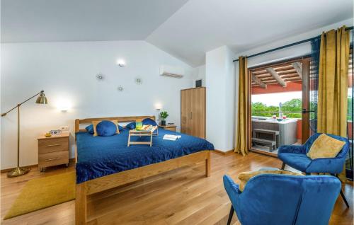 um quarto com uma cama, uma secretária e cadeiras em Amazing Home In Krnica With House A Panoramic View em Belavići