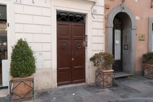 a brown door on the side of a building at POPOLO PEN 56 Apartament in Rome