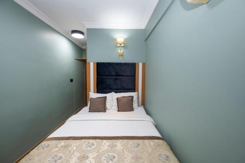 a small bed in a room with a window at Ista Palace Hotel in Istanbul