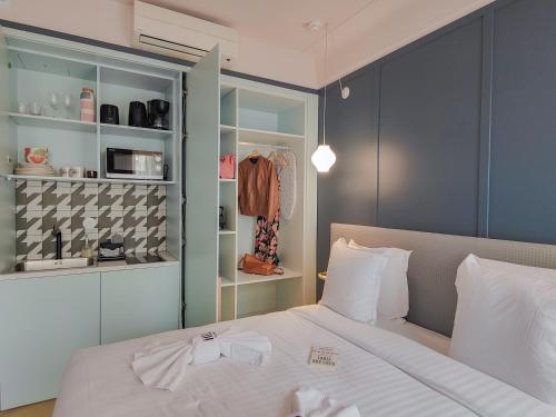 um quarto com uma cama branca e um closet em Aparthotel AMMI Nice Lafayette em Nice