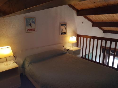 - une chambre avec un lit et deux lampes sur les tables dans l'établissement Font-Romeu Appart T2 + Cabine - Vue panoramique, à Font-Romeu-Odeillo-Via
