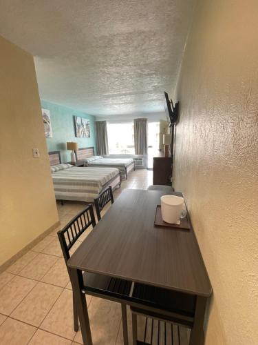 Ένα ή περισσότερα κρεβάτια σε δωμάτιο στο Beach Colony Motel