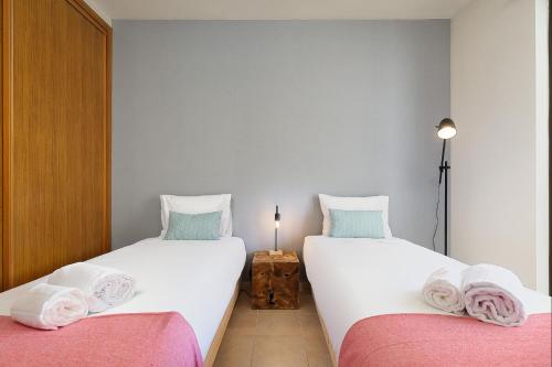 Dream 2BDR Apartment W/Pool by LovelyStay