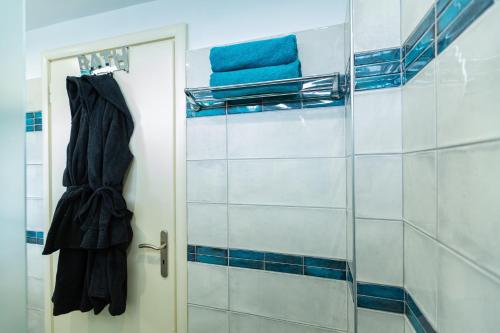 a bathroom with a door and a blue towel at La Terra Nostra in Korinthos