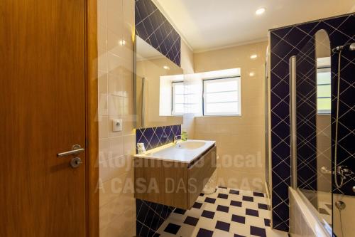 マフラにあるCasa Azul da Relva by AcasaDasCasasのバスルーム(洗面台、鏡付)