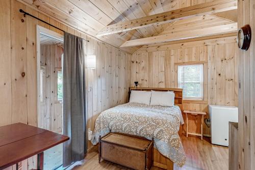 1 dormitorio con 1 cama en una cabaña de madera en Davis Cabin en Otter Creek